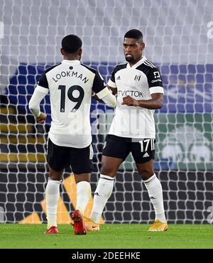 Ivan Cavaleiro di Fulham celebra il secondo gol della partita con Ademola Lookman durante la partita della Premier League al King Power Stadium di Leicester. Foto Stock