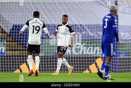 Ivan Cavaleiro di Fulham celebra il secondo gol della partita con Ademola Lookman durante la partita della Premier League al King Power Stadium di Leicester. Foto Stock