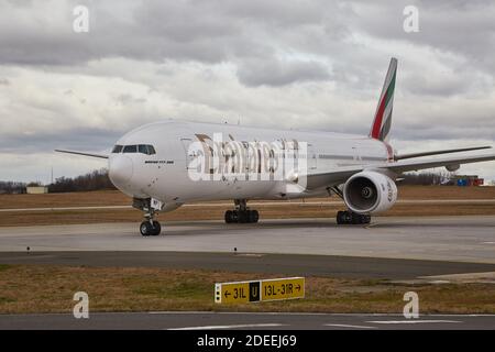 Piano in rullaggio a aeroporto Foto Stock