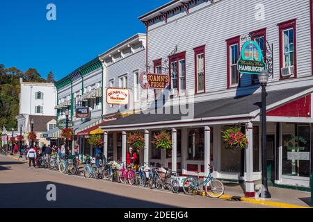 Negozi lungo Main Street, Mackinac Island, Michigan. Foto Stock