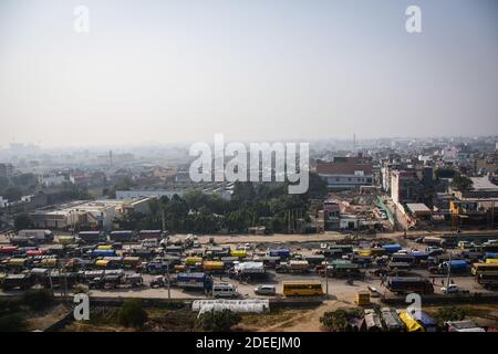 Alipur, India. 30 novembre 2020. Durante la dimostrazione, i trattori e i carrelli degli agricoltori sono visti parcheggiati lungo la strada statale 44. Secondo l’Unione degli agricoltori, migliaia di agricoltori provenienti da vari stati marciano verso la capitale dell’India per protestare contro le nuove leggi agricole che dicono danneggeranno gravemente i loro redditi. Credit: SOPA Images Limited/Alamy Live News Foto Stock