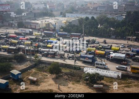 Alipur, India. 30 novembre 2020. Durante la dimostrazione, i trattori e i carrelli degli agricoltori sono visti parcheggiati lungo la strada statale 44. Secondo l’Unione degli agricoltori, migliaia di agricoltori provenienti da vari stati marciano verso la capitale dell’India per protestare contro le nuove leggi agricole che dicono danneggeranno gravemente i loro redditi. Credit: SOPA Images Limited/Alamy Live News Foto Stock