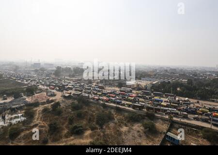 Alipur, India. 30 novembre 2020. Durante la dimostrazione, i trattori e i carrelli degli agricoltori sono visti parcheggiati lungo la strada statale 44. Secondo l’Unione degli agricoltori, migliaia di agricoltori provenienti da vari stati marciano verso la capitale dell’India per protestare contro le nuove leggi agricole che dicono danneggeranno gravemente i loro redditi. Credit: SOPA Images Limited/Alamy Live News Foto Stock