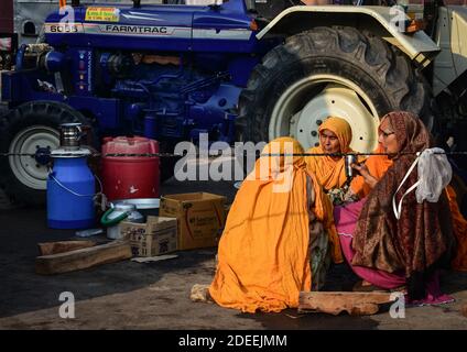 Alipur, India. 30 novembre 2020. Gli agricoltori si trovano vicino ai trattori durante la dimostrazione. Secondo l’Unione degli agricoltori, migliaia di agricoltori provenienti da vari stati marciano verso la capitale dell’India per protestare contro le nuove leggi agricole che dicono danneggeranno gravemente i loro redditi. Credit: SOPA Images Limited/Alamy Live News Foto Stock