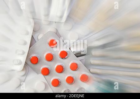 Il confezionamento di compresse e pillole su sfondo bianco. La prescrizione di farmaci per il trattamento di medicine. Medicamento farmaceutico, cura nel contenitore per la salute Foto Stock