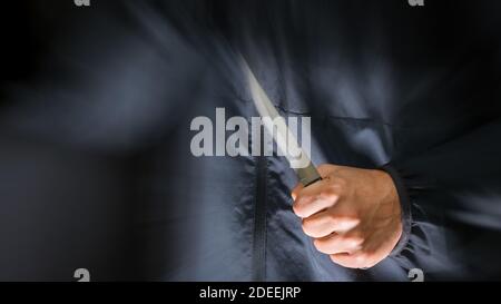 Street rapinatore con un coltello - persona killer con coltello affilato circa a commettere un omicidio, omicidio scenario Foto Stock