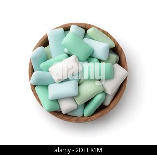 Vista dall'alto della ciotola di legno con pezzi di gomma da masticare alla menta isolato su un bianco Foto Stock