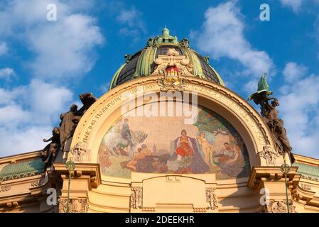 Particolare dell'architettura in stile art nouveau della Casa Municipale, edificio storico nella città vecchia, Praga, capitale della Repubblica Ceca Foto Stock