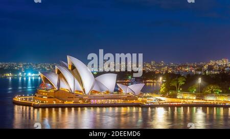 Sydney, New South Wales, Australia; skyline di Sydney e Opera House illuminati di notte. Foto Stock