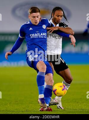 Harvey Barnes di Leicester City (a sinistra) e Bobby Decordova-Reid di Fulham combattono per la palla durante la partita della Premier League al King Power Stadium di Leicester. Foto Stock