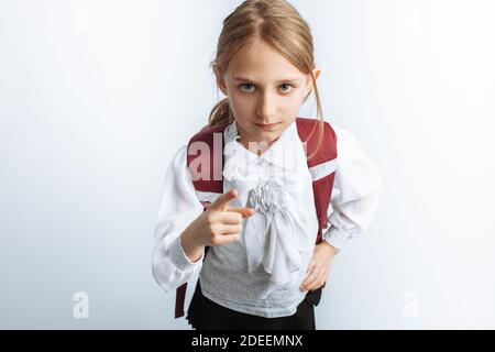 piccola bella studentessa, con valigetta, sfondo bianco, pubblicità Foto Stock