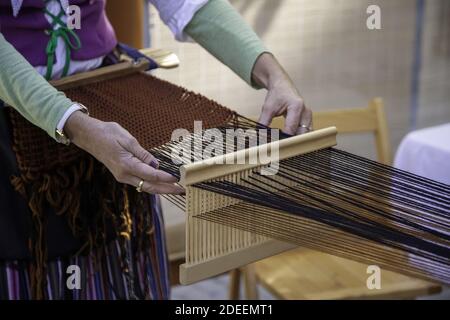 Lavorazione spinner in cucito con lana, produzione artigianale, industria Foto Stock