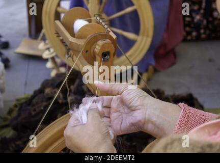 Lavorazione spinner in cucito con lana, produzione artigianale, industria Foto Stock