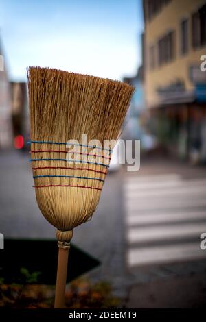 Scopa di paglia fatta a mano pronta a spazzare la strada Foto Stock