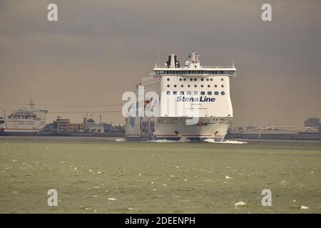 Traghetto che lascia il porto di Rotterdam Foto Stock