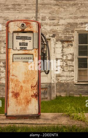 Vecchia pompa della stazione di servizio di fronte al garage Foto Stock