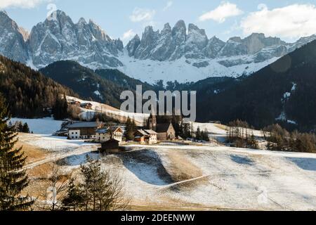 Luogo famoso del mondo, Santa Maddalena villaggio con magiche montagne dolomitiche sullo sfondo. Paesaggio invernale. Foto Stock