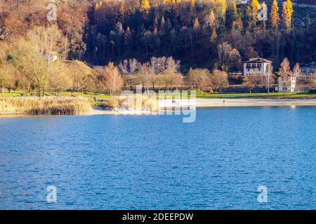 Spiaggia pubblica di Molina di Ledro (TN) sul Lago di Ledro. Foto Stock