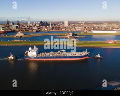 IJmuiden, Paesi Bassi, 18 novembre 2020 Vista aerea della chiusa di Ijmuiden Zeesluis vicino alla fabbrica di acciaio di Velsen Noord e Tata Foto Stock