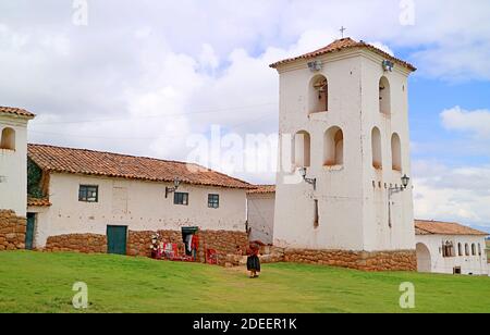 La storica Chiesa coloniale con l'impressionante Campanile sul Chinchero Village Hilltop, la Valle Sacra dell'Inca, Cuzco regione, Perù Foto Stock