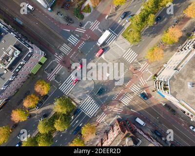 Incrocio che attraversa la vista aerea all'incrocio stradale di Amsterdam in città Urban Paesi Bassi Foto Stock