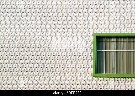 Finestra chiusa verde su una facciata con motivo moderno e copia Spazio Foto Stock