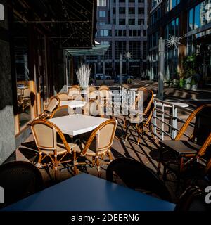 Reston, VA, USA -- 29 novembre 2020. Foto di una zona pranzo all'aperto nel centro di Reston. Foto Stock