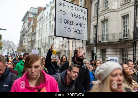 Protesta anti-lock-down, Londra, 28 novembre 2020. I manifestanti scendono lungo Oxford Street. Foto Stock