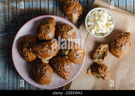 Dolci fatti in casa con semi di sesamo. Pogaca turca (pasticceria) fatta con farina di einkorn. Foto Stock