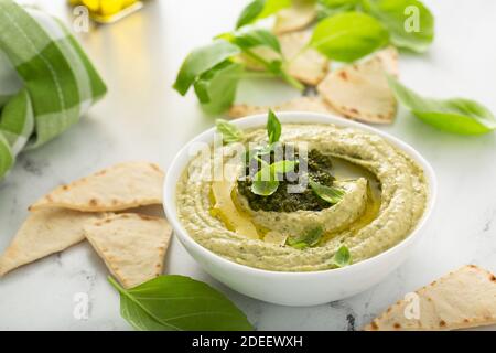 Hummus al basilico sormontato con pesto Foto Stock