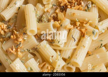 Sfoglia un delizioso piatto di pasta con burro, aglio, formaggio e spezie. Cucina facile a casa. Foto Stock