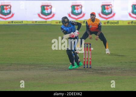 Mushfiqur Rahim, giocatore di cricket Beximco Dhaka in azione durante la Bangabandhu T20 Cup 2020 tra Beximco Dhaka e Gemcon Khulna allo stadio nazionale di cricket Sher e Bangla.Gemcon Khulna ha vinto 37 corse. Foto Stock