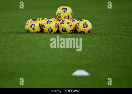 Napoli, Italia. 29 Nov 2020. Le palle ufficiali della serie A nike sono viste sul campo prima della partita di calcio della serie A tra la SSC Napoli e COME Roma allo stadio San Paolo di Napoli (Italia), il 29 novembre 2020. Credit: Insdefoto srl/Alamy Live News Foto Stock