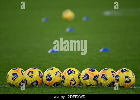 Napoli, Italia. 29 Nov 2020. Le palle ufficiali della serie A nike sono viste sul campo prima della partita di calcio della serie A tra la SSC Napoli e COME Roma allo stadio San Paolo di Napoli (Italia), il 29 novembre 2020. Credit: Insdefoto srl/Alamy Live News Foto Stock