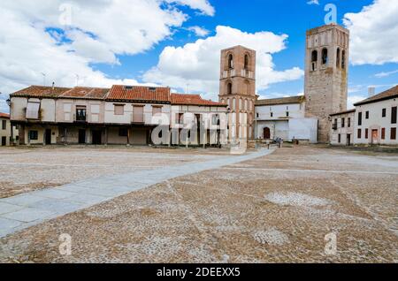 Plaza Mayor e la Chiesa di San Martín, chiamata anche 'delle Torri Gemelle', fu un tempio cristiano costruito tra il XII e il XVIII secolo. Esso Foto Stock