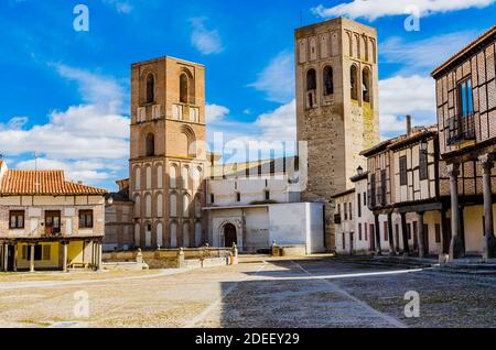 Plaza Mayor e la Chiesa di San Martín, chiamata anche 'delle Torri Gemelle', fu un tempio cristiano costruito tra il XII e il XVIII secolo. Esso Foto Stock