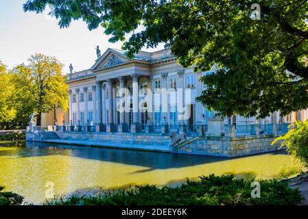 Facciata nord. Il Palazzo sull'isola, Pałac Na Wyspie, conosciuto anche come Palazzo delle Terme, Pałac Łazienkowski, è un palazzo classicista situato nelle Terme reali di Varsavia Foto Stock