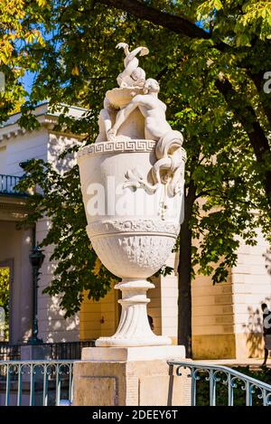 Grande calice in pietra adorna i giardini del Parco Lazienki accanto al Palazzo sull'Isola, noto anche come Palazzo dei bagni. Varsavia, Polonia, Europa Foto Stock