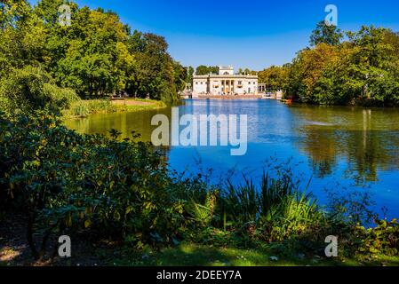 Il palazzo reale si riflette nello stagno. Principale, sud, facciata. Il Palazzo sull'isola, Pałac Na Wyspie, conosciuto anche come Palazzo delle Terme, Pałac Łazienkows Foto Stock