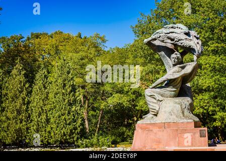 Monumento Chopin. Il Lazienki Park ospita anche la statua di Chopin, un monumento a Frédéric Chopin, e un auditorium all'aperto dove si può assistere a concerti gratuiti con pianoforte Foto Stock