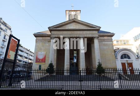 La Chiesa di Saint-Pierre du Gros-Caillou è una chiesa parrocchiale del quartiere Gros Caillou di Parigi, in Francia. Foto Stock