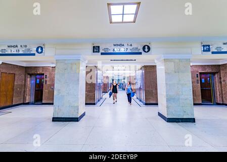 L'enorme sala d'ingresso. Il Palazzo della Cultura e della Scienza e' un notevole ed alto edificio nel centro di Varsavia. Varsavia, Polonia, Europa Foto Stock