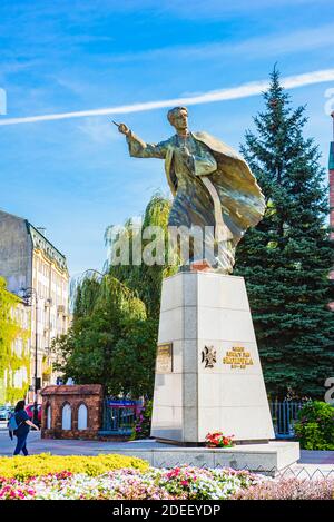 Il monumento al Rev. Ignacy Skorupka è stato realizzato da uno scultore Andrzej Renes. Fu svelata il 13 agosto 2005 di fronte alla Cattedrale di San M. Foto Stock