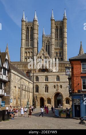 Vista su Castle Hill verso Exchequer Gate con Lincoln Cathedral Behind, Lincoln, Lincolnshire, Regno Unito. Foto Stock