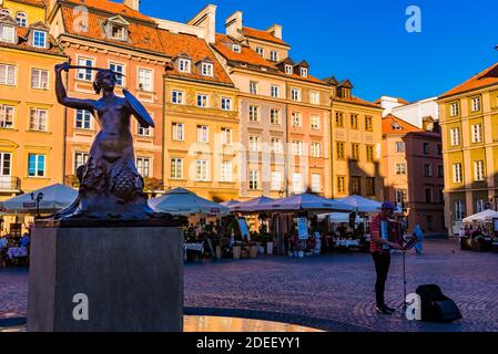 Piazza del mercato della Città Vecchia di Varsavia e la Statua della Sirenetta, il centro e la parte più antica della Città Vecchia di Varsavia, Polonia, Europa Foto Stock