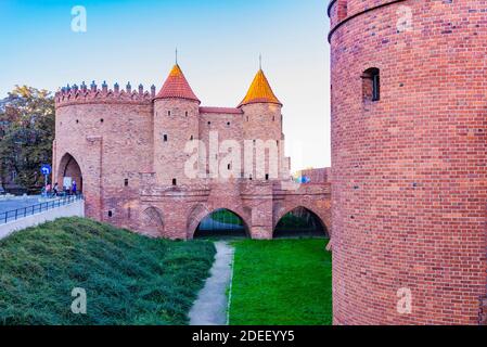 Il Warsaw Barbican, avamposto fortificato semicircolare, visto dall'esterno delle mura della città vecchia di Varsavia. Una delle poche reliquie rimanenti del complesso netw Foto Stock