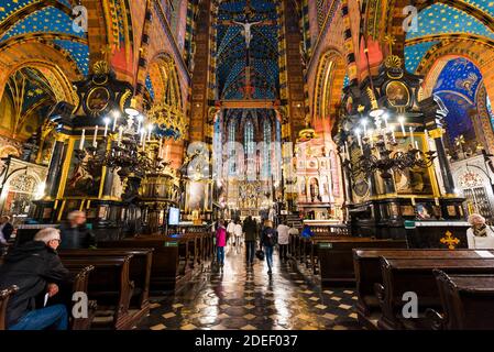 La navata principale della Basilica di Santa Maria, una chiesa gotica in mattoni adiacente alla piazza principale del mercato di Kraków. Cracovia, Contea di Kraków, Malopolskie Voivo Foto Stock