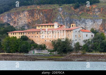 Monasterio o Convento San Sebastián de Hano, Escalante, Marismas de Santoña, Parco Naturale Victoria y Joyel, Cantabria, Spagna, Europa Foto Stock