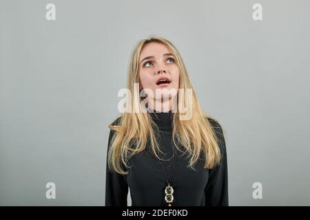 Bocca aperta Ascolta cattive notizie terribili problemi di situazione dispiaciuti, tenendo la testa in stupore, aperto-bocca, OH mio dio, WOW, assolutamente scioccato. Foto in studio al coperto, volto sorpreso, ritratto emozionale Foto Stock