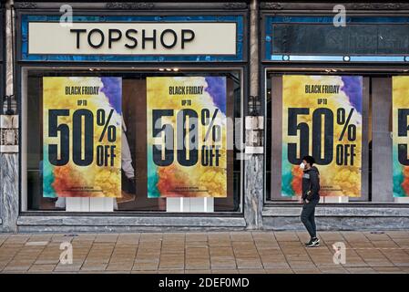 Annunci del Black Friday nella finestra di Topshop, parte dell'impero al dettaglio di Sir Philip Green Arcadia, ora in amministrazione. Princes Street, Edimburgo. Foto Stock